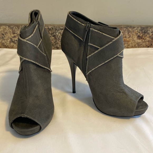 🎀 5/$20 🎀 Michael Antonio grey peep toe ankle boots size 8.5 - Picture 1 of 15
